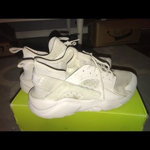 Men’s Nike huaraches white